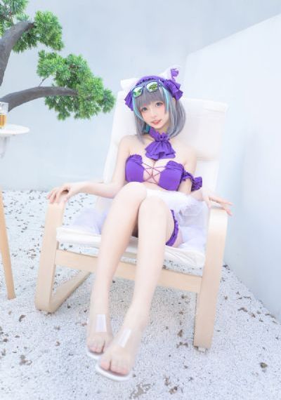 美女在床上打扑克