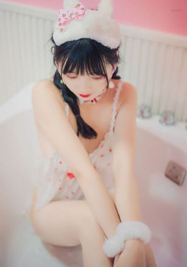 两男吮着她的花蒂尿的拍摄地点