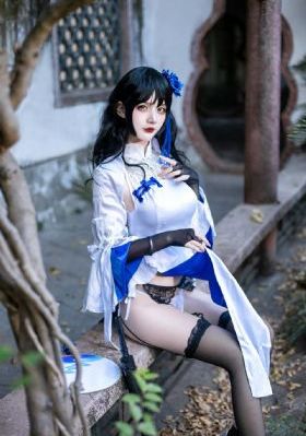 将军掀开她的乳罩揉捏她的胸